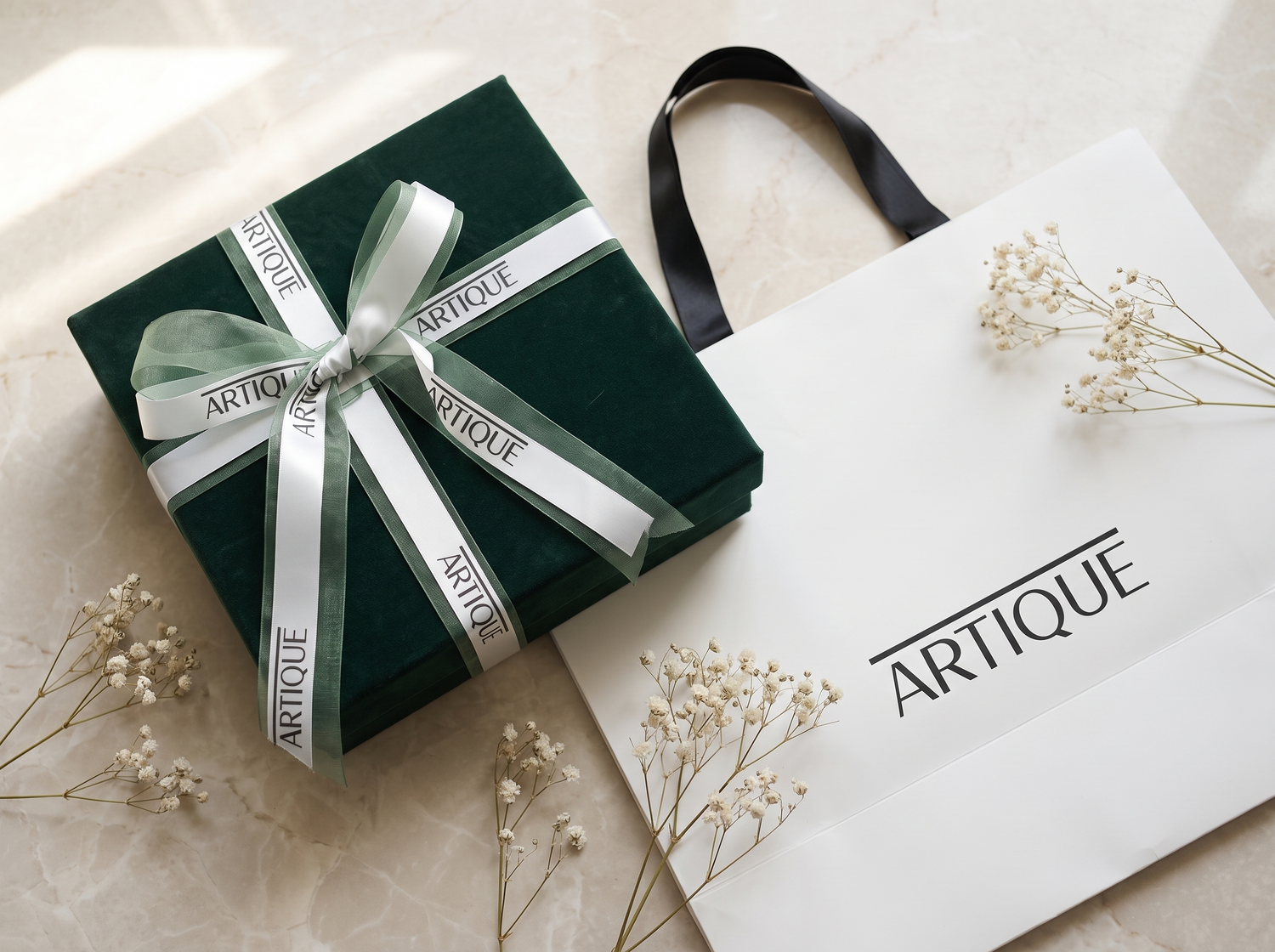 Подарочная упаковка Artique — зелёная коробка с лентой и фирменный пакет